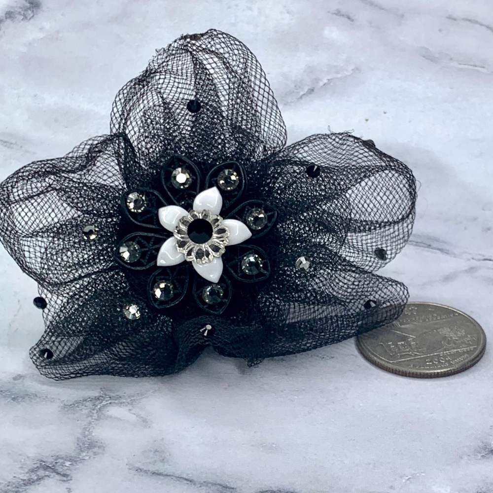 Tarina Tarantino Large Tulle Filigree Flower Ring Black White - Picture 2 of 2